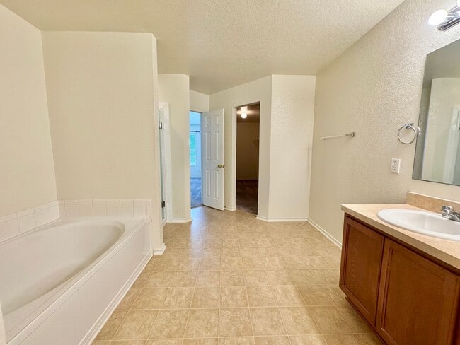 Building Photo - *COMING SOON* MOVE IN SPECIAL Beautifully Designed Two-Story Home with Loft and Garden Tub!