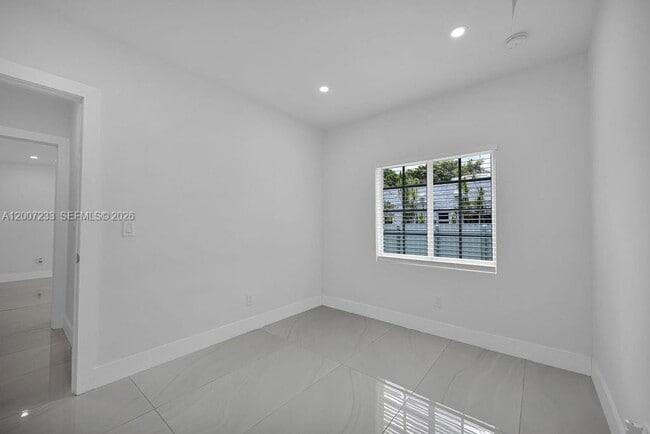 Building Photo - 570 NW 48th St