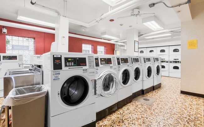 Building Photo - Centrally Located Junior One Bedroom in Georgetown/Dupont border. UTILITIES INCLUDED