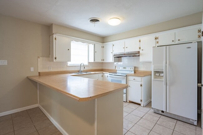 Building Photo - 3 bed 2 bath Near school/park