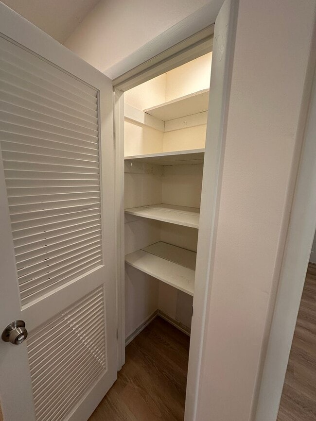 Building Photo - 3 BED | 2 BATH | TWO CAR GARAGE | LARGE FRONT AND BACK YARDS | AVAILABLE NOW