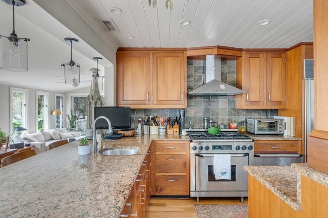 Building Photo - 209 Station 17 St