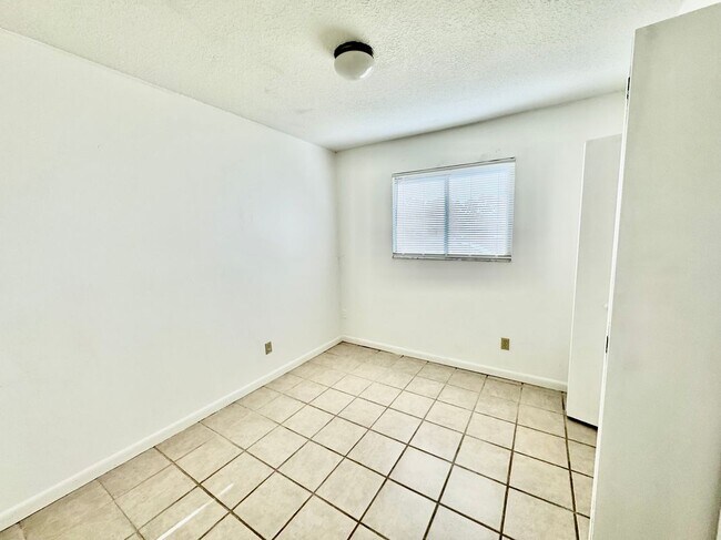 Building Photo - 3220 N 73rd Ter