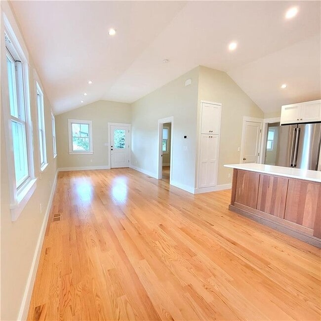 Building Photo - 33 Sakonnet Dr