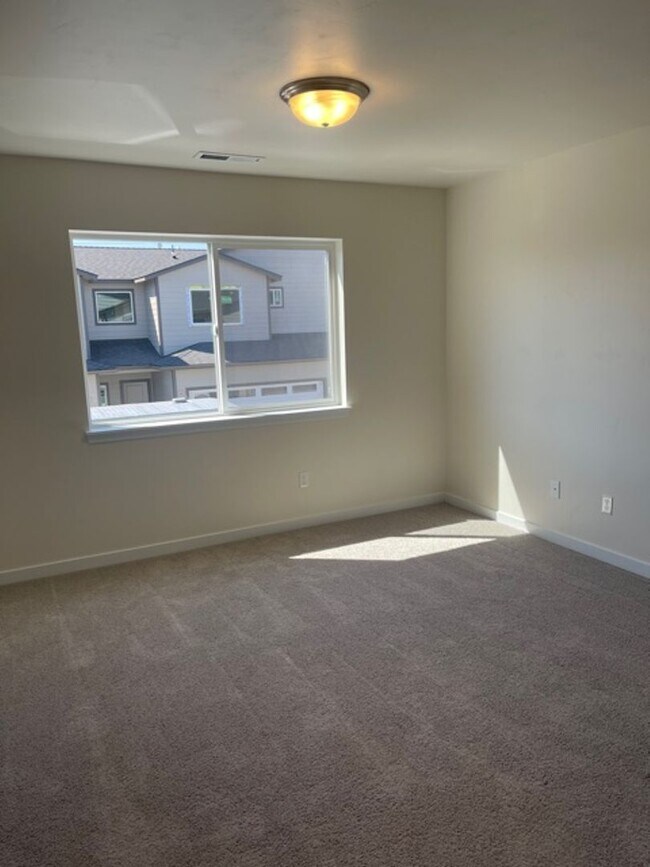 Building Photo - 944 NE Paula Dr