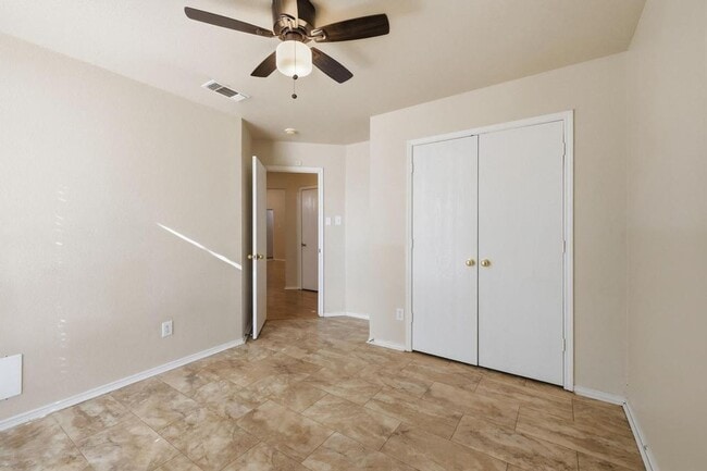 Building Photo - 100 Oak Hollow Ln