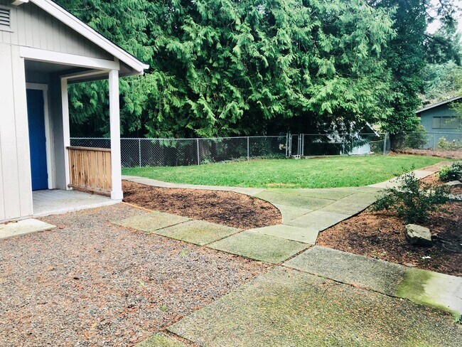 Building Photo - Home in West Bremerton with Fenced Yard