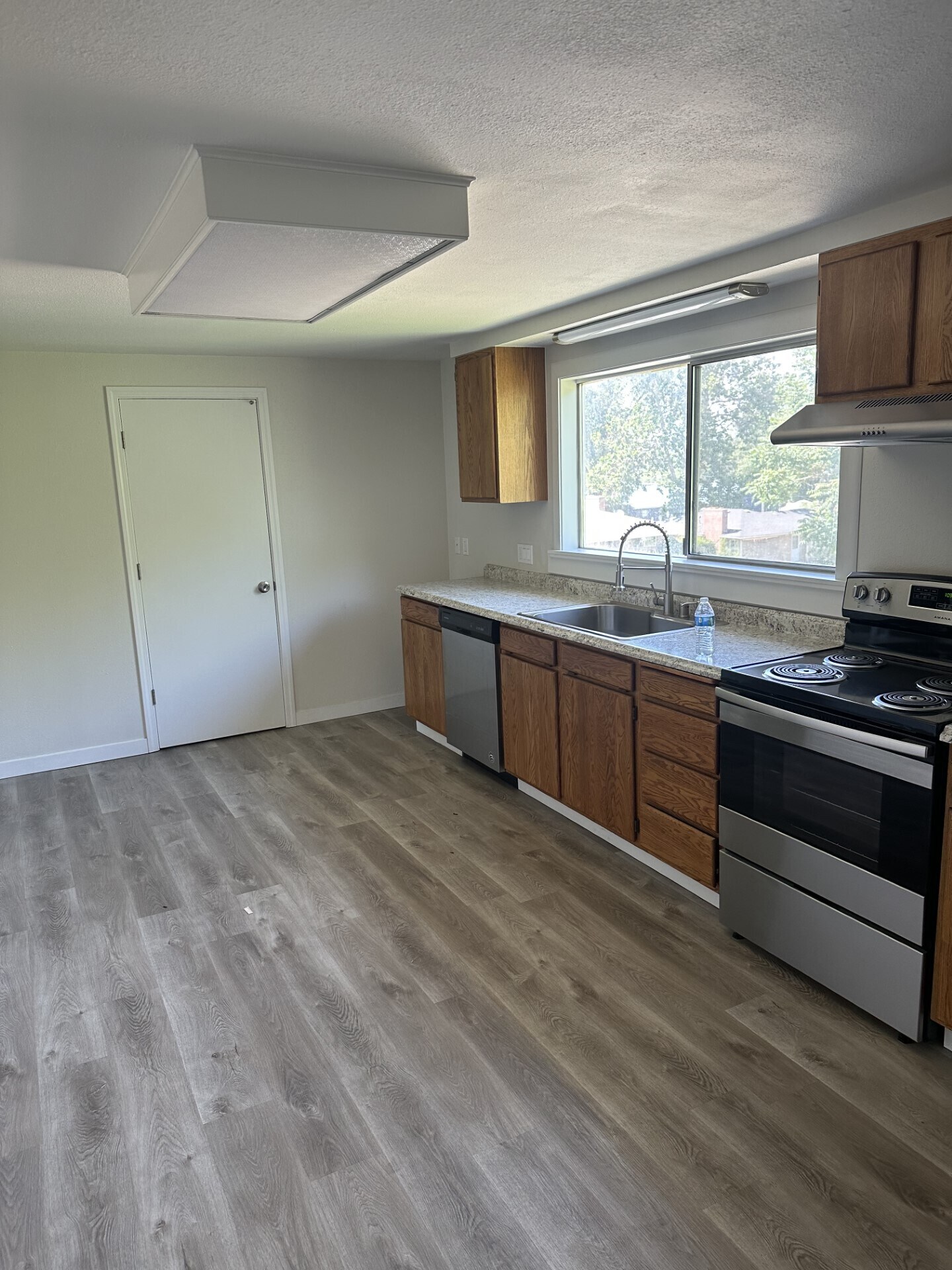Building Photo - 1052 S Garden Dr