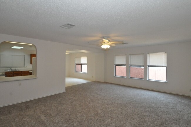 Building Photo - Available NOW! 4 bedrooms, one story, Grea...