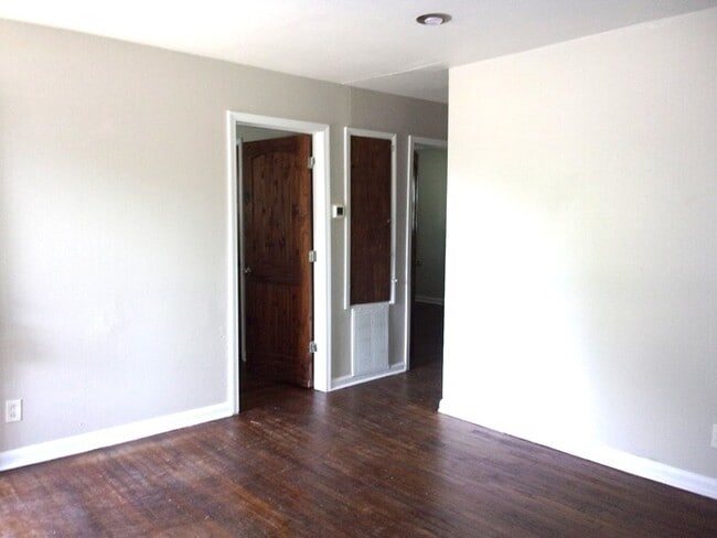 Building Photo - 2 Bedroom 1 Bath Home Minutes from Uptown Charlotte