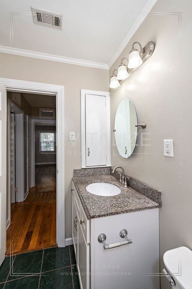 Building Photo - Updated 2 Bed 1 Bath Cottage in Established Neighborhood!