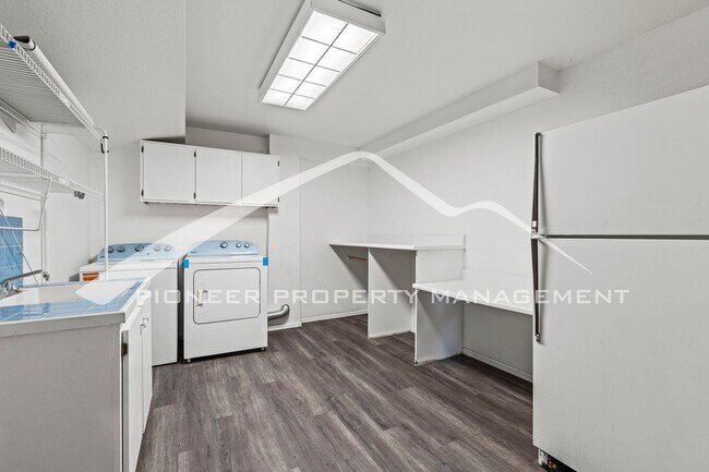 Building Photo - 5 bed/3 bath Main-Level Living with Design...