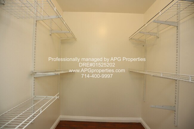 Building Photo - 2 Bed + 2 bath split level Condo with a 2 ...