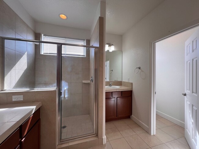 Building Photo - Large 4 bedroom home located in Green Vall...