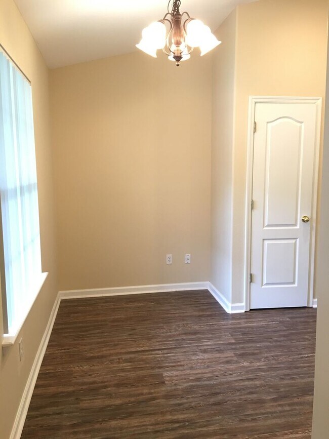 Building Photo - 5643 Sioux Dr