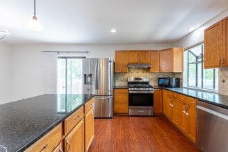 Building Photo - 2 bed 2.5 bath