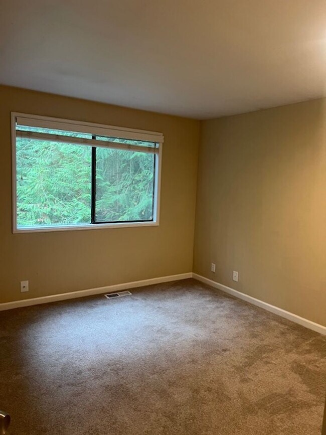 Building Photo - Highly desirable Sammamish 3 bedroom, 3 bath 1970asf.