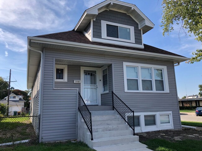 Building Photo - Large remodeled 4bed/2bath close to school...