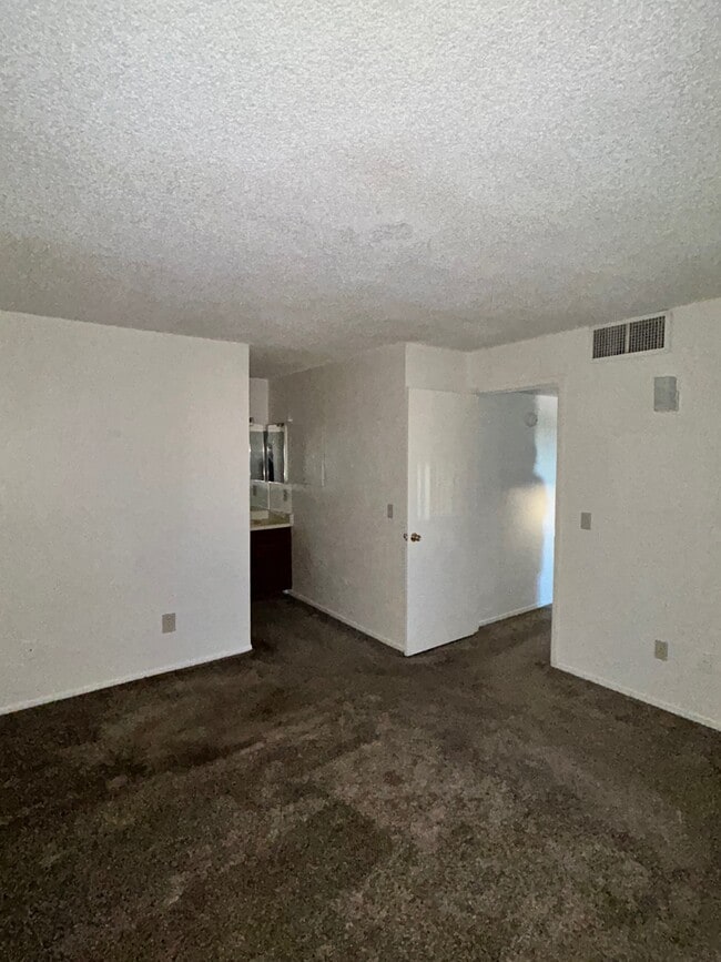 Building Photo - 6635 E Golf Links Rd