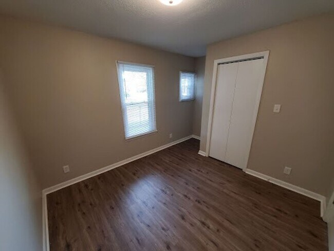 Building Photo - 3 bedroom home with covered patio and garage!