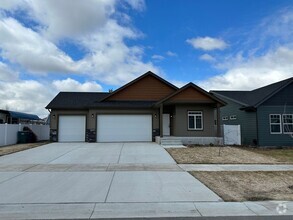Building Photo - Newer Post Falls Home!!