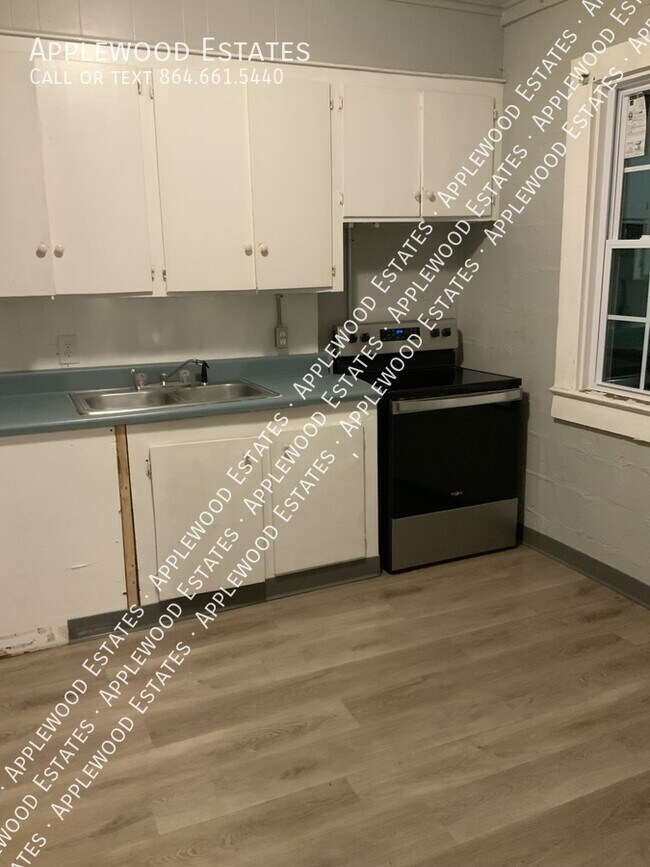 Building Photo - 131 E Main St