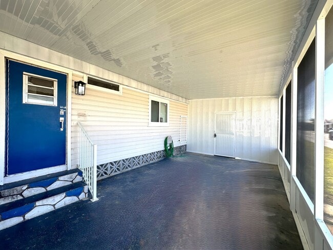 Building Photo - Stunning 2/2 Home in 55+ Leesure Village