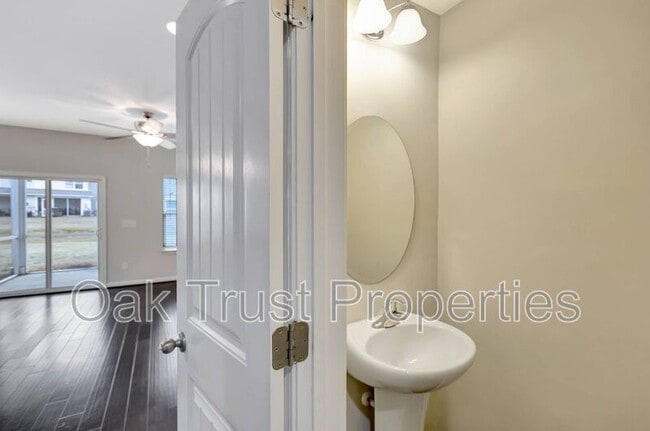 Building Photo - 504 Truman Dr