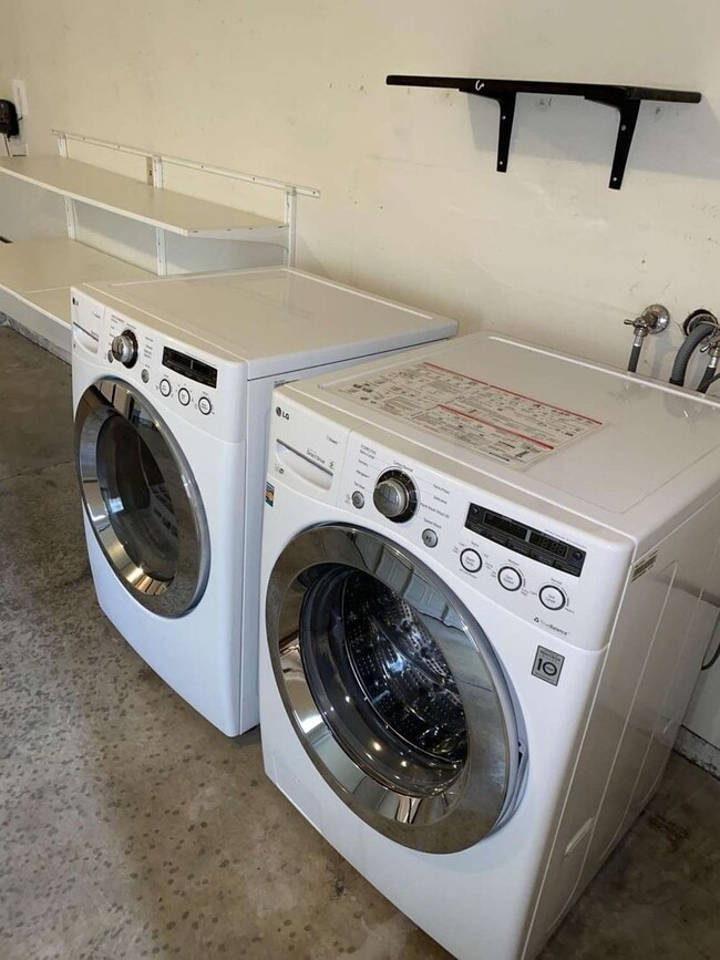 Building Photo - 2911 Twin Creeks Ln