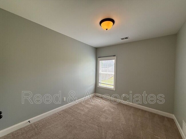 Building Photo - 3261 Vineyard Dr S