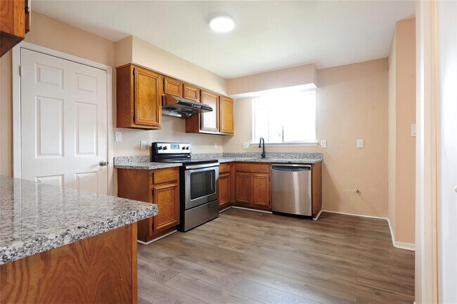 Building Photo - 11030 Petworth Dr
