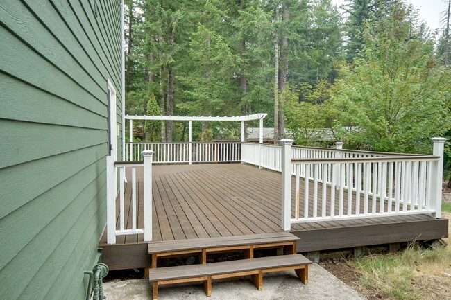 Building Photo - Ravensdale 3 Story, close to Lake Retreat,...