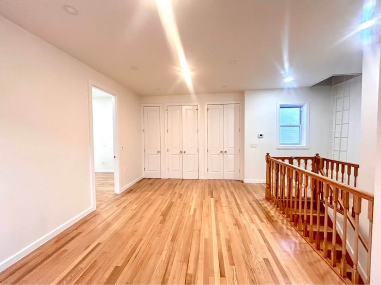 Building Photo - 537 E 5th St