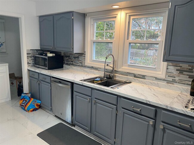 Building Photo - 7 Woods Pl