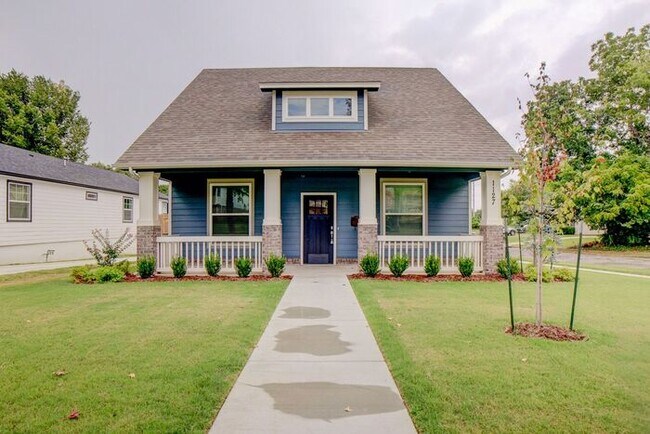 Building Photo - Unique 4/2/2 Near Downtown Tulsa!