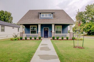 Building Photo - Unique 4/2/2 Near Downtown Tulsa!