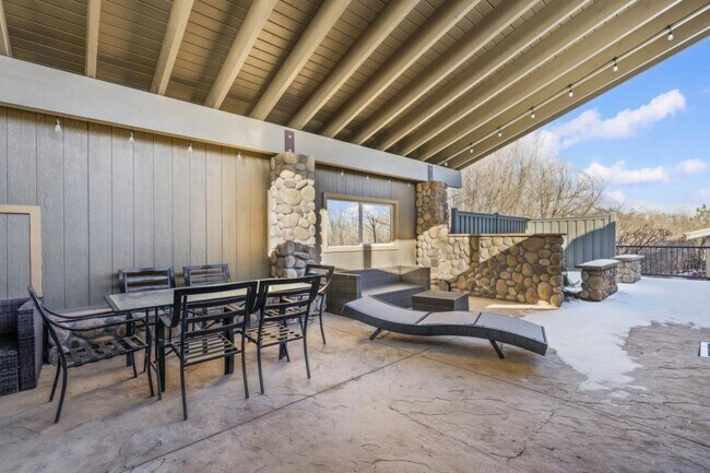 Building Photo - 306 Lona Dr