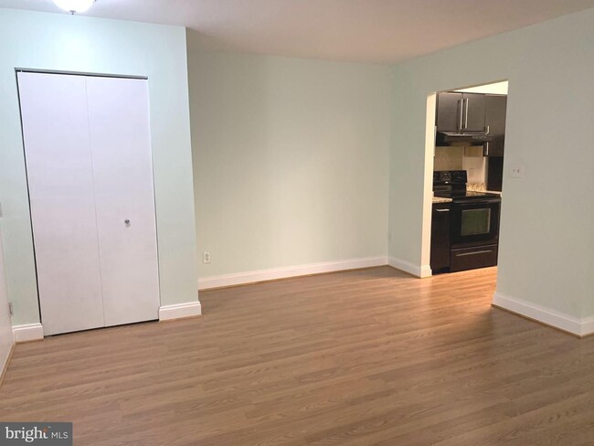 Building Photo - Beautiful upgraded ground level 1 bedroom ...