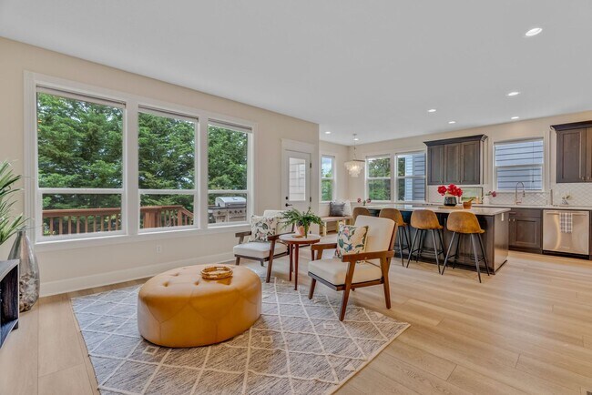 Building Photo - Stunning, spacious 4-bdrm/4-bath in Tigard. Fireplace, massive decks, next to nature