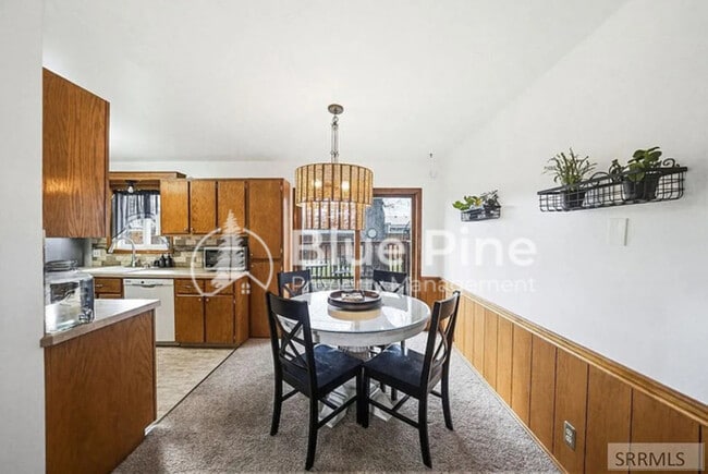 Building Photo - 407 Valley Dr