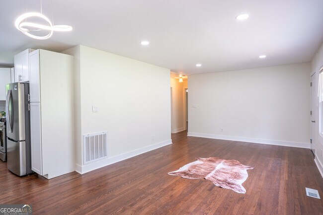 Building Photo - 2107 Garden Cir