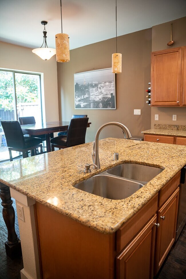 Building Photo - 1204 Lake Pointe Way