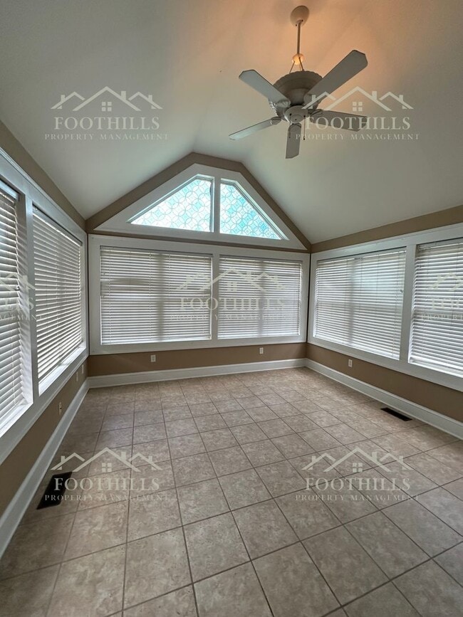 Building Photo - Beautifully updated cottage! 3-Bedroom/2-B...