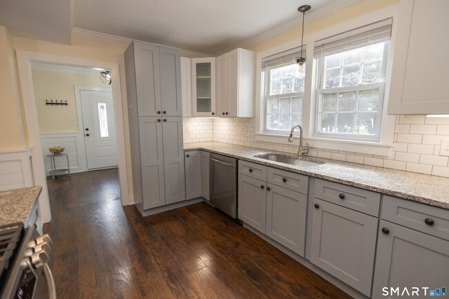 Building Photo - 387 Buckland St