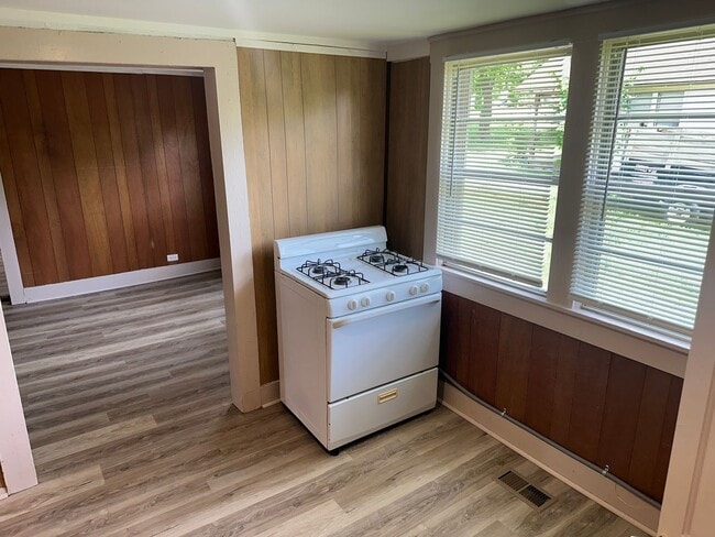 Building Photo - Available 8/1! Spacious 2 Bedroom, 1 Bathroom Home with Bonus Room & Huge Backyard