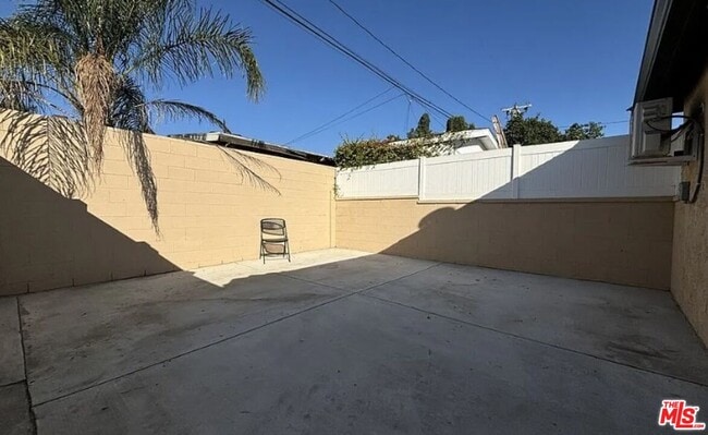 Building Photo - 9248 Lev Ave