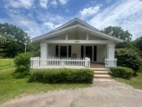 Building Photo - Charming 3 bedroom, 2.5 bathroom home loca...