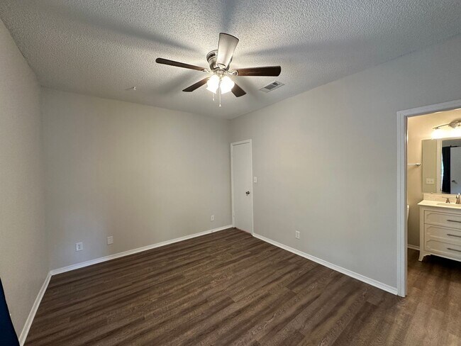 Building Photo - Recently renovated 1 bedroom 1 bath condo for rent in Riverwalk!