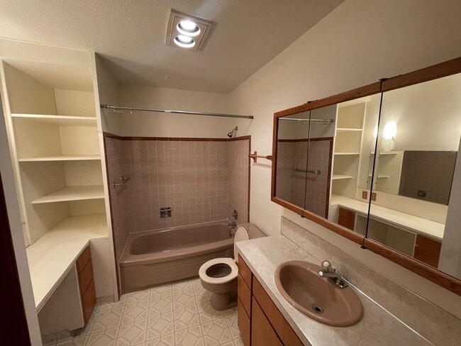 Building Photo - Large 3 bed 2 bath house