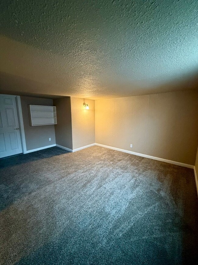 Building Photo - 3bd & 1 1/2ba with 2 Car Garage